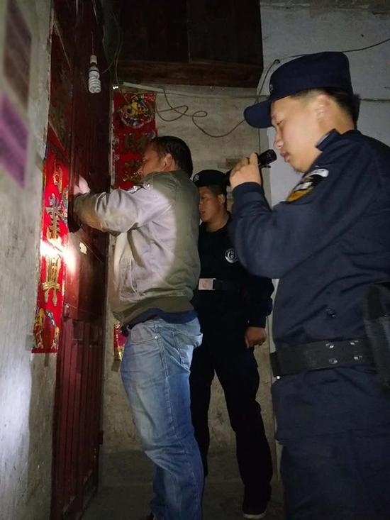 辽阳粗心妈妈误将幼女锁家中 民警全城寻开锁师傅开门