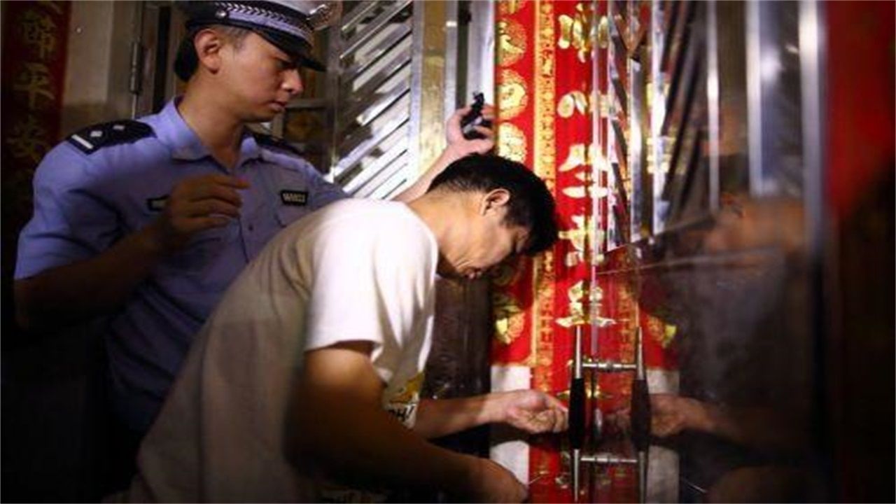 辽阳请开锁师傅开了锁后，师傅为什么一般都不进门，就算主人请也不进去？